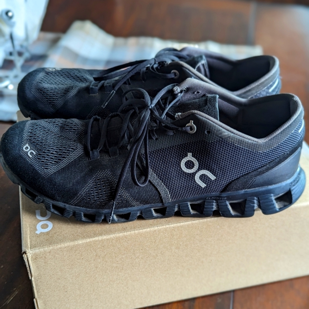 FREE SHIPPING ON running shoe, size 10